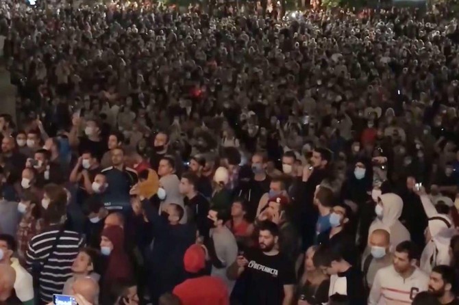 Belgrad'ın karantinaya alınmasına tepki gösteren protestocular parlamentoya yürüdü
