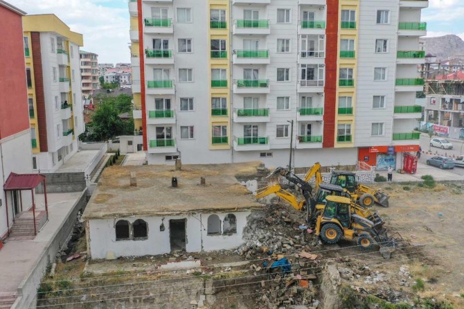 Van'daki metruk yapılar tek tek yıkılıyor
