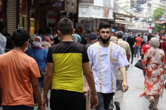 Gaziantep’te sosyal mesafe ve maske kuralına uymayanlara para cezası verildi