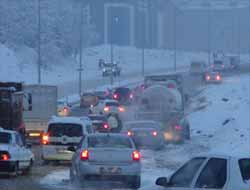 Bingöl'de kar nedeniyle araçlar şehir merkezinde mahsur kaldı video
