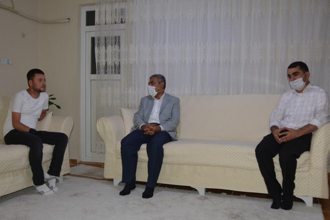 HÜDA PAR Batman heyeti, elektrik akımına kapılarak iki kolunu kaybeden genci ziyaret etti