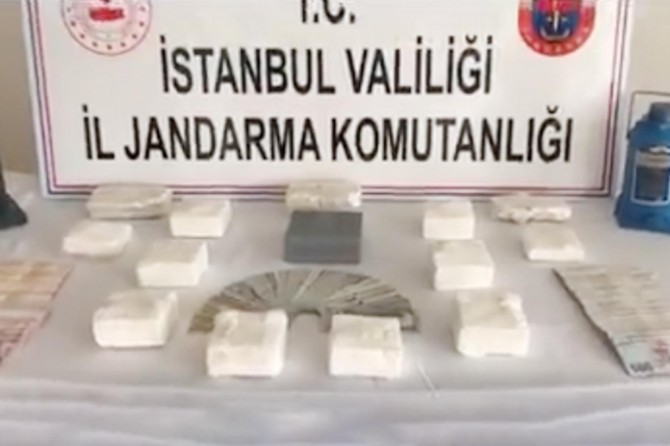 İstanbul'da yüklü miktarda uyuşturucu ele geçirildi, olayla ilgili 4 kişi yakalandı
