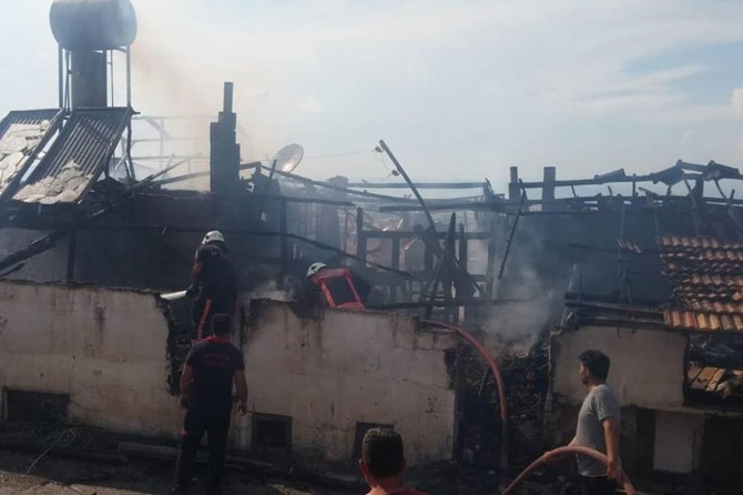 Battalgazi'de çatıda çıkan yangın korkuttu