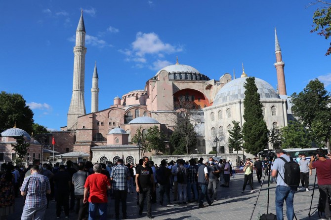 Ayasofya’nın cami olarak açılması kararı sevinçle karşılandı