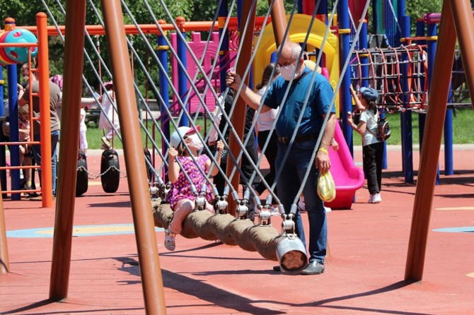Sosyal Ekonomik Destekle 144 binden fazla çocuk ailesinin yanında kaldı