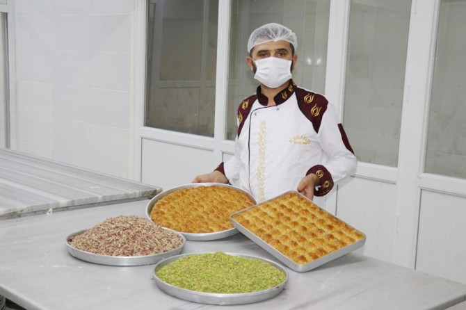 Antep fıstığındaki yüksek rekolte baklavacıların da yüzünü güldürüyor