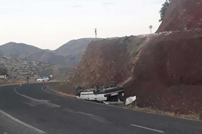 Palu'da köy yolundaki yükseltiden anayola düşen otomobilde 1 kişi yaralandı