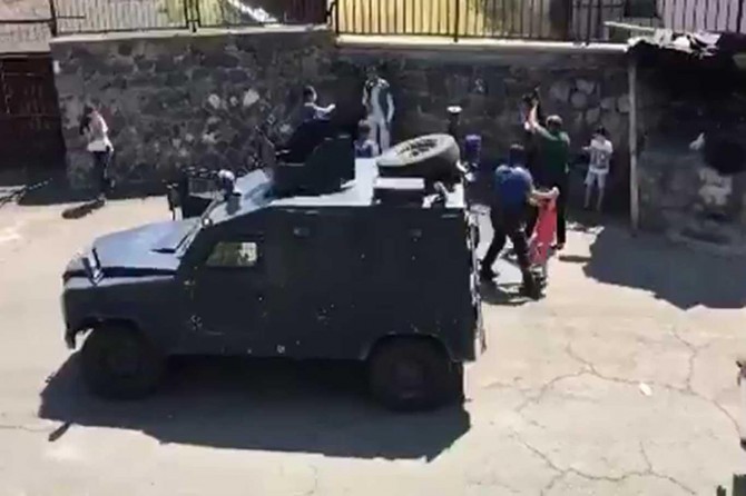 Li Diyarbekirê bavê ku ji mal hat dûrxistin 3 zarokên xwe rehîn stand