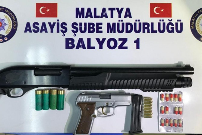 Malatya’da çok sayıda silah ve uyuşturucu madde ele geçirildi