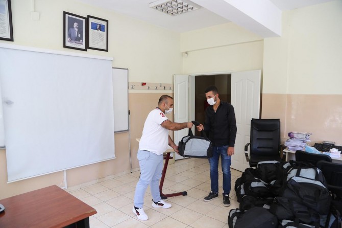 Gaziantep’te askere gidenlere ihtiyaç çantası dağıtıldı