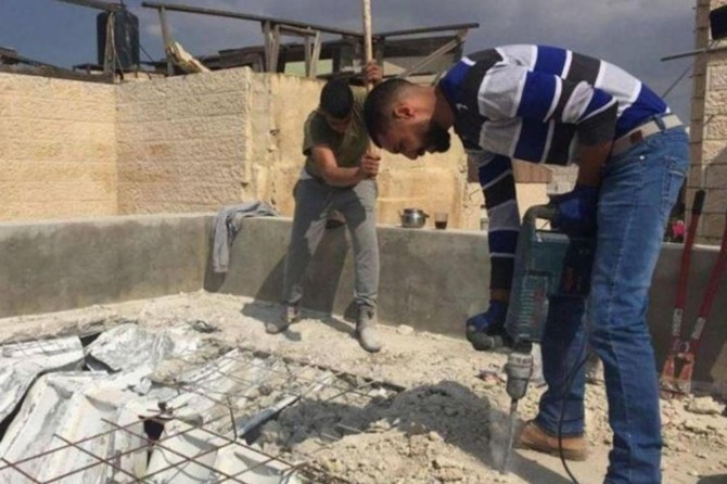 Siyonist işgal rejimi Kudüslü aileyi evlerini kendi elleriyle yıkmaya zorluyor