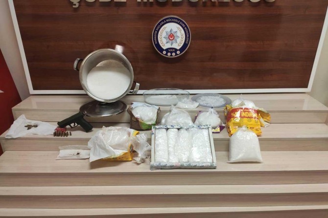 Kedi maması poşetlerinden 20 kilogram uyuşturucu çıktı