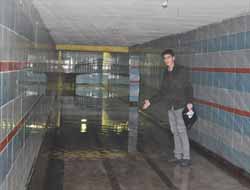 Batman'daki  İstasyon alt geçiti yağmur suyundan geçilmiyor!