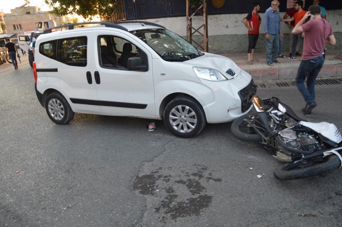 Siirt’te motosiklet ile hafif ticari araç kafa kafaya çarpıştı: 2 yaralı