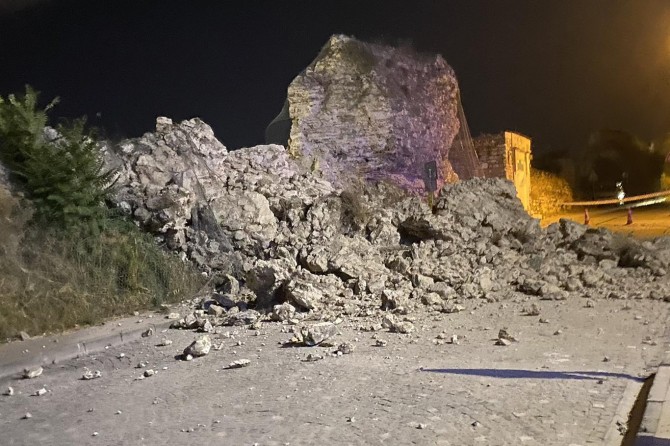 Topkapı’da tarihi surların bir kısmı çöktü