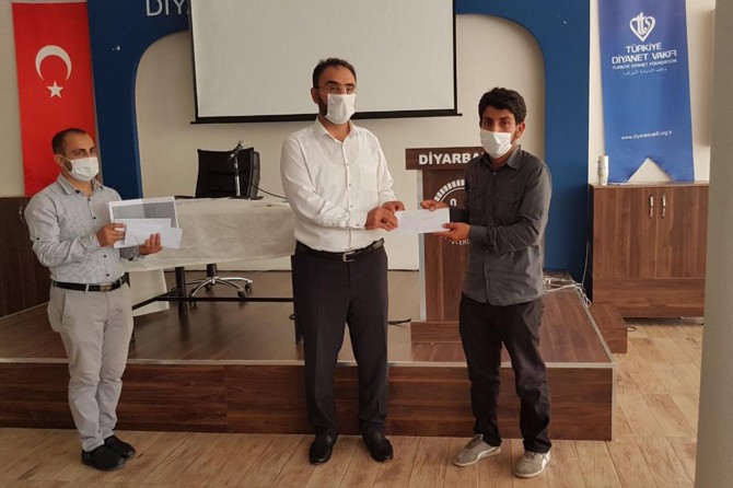 Mevlid-i Nebi Gençlik Bilgi Yarışması’nda dereceye girenler ödüllerini aldı