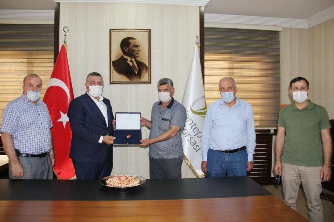 Gaziantep’te yılın ilk Antep fıstığını hasat eden çiftçi altın ile ödüllendirildi