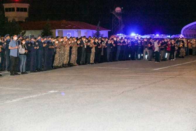Van’da düşen uçakta hayatını kaybeden polisler memleketlerine uğurlandı