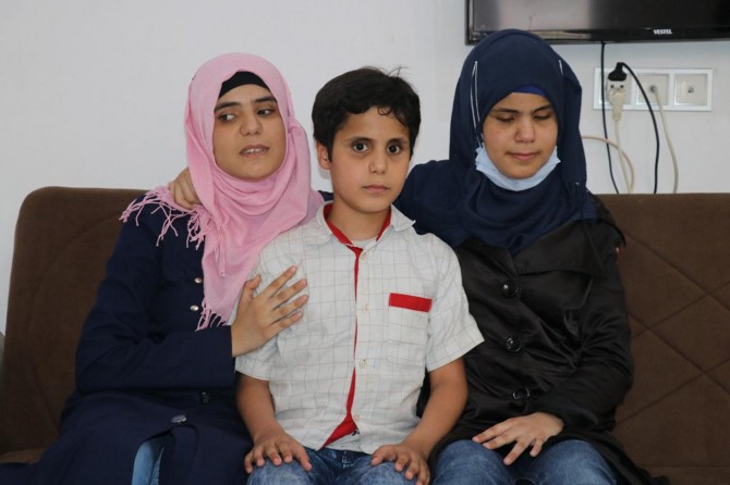 Görme engelli Suriyeli 3 kardeş bir yılda hafız oldu