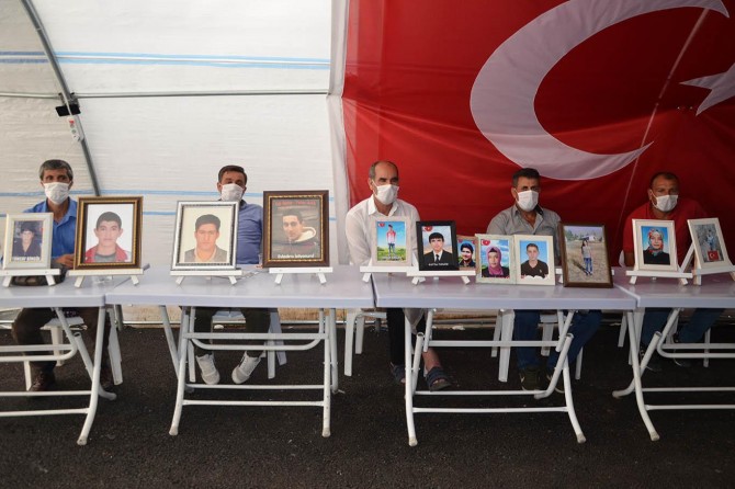 HDP önündeki evlat nöbetine 2 aile daha katıldı