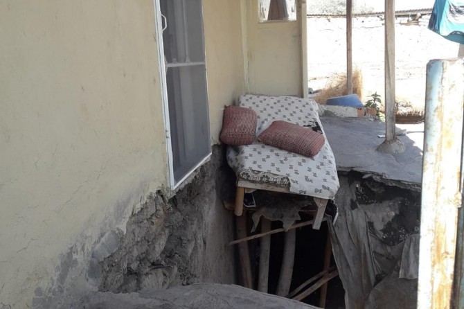 Balkonu çöken evde 2’si çocuk 5 kişi mahsur kaldı