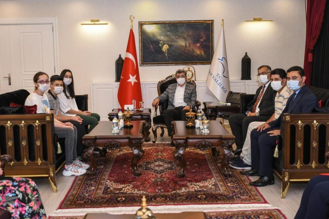 Vali Bilmez, LGS Türkiye birincilerini ağırladı