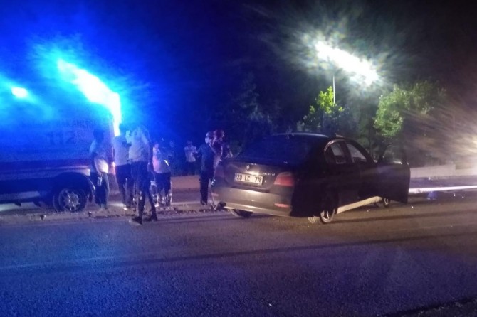 Elazığ’da kontrolden çıkan otomobil elektrik direğine çarparak durdu