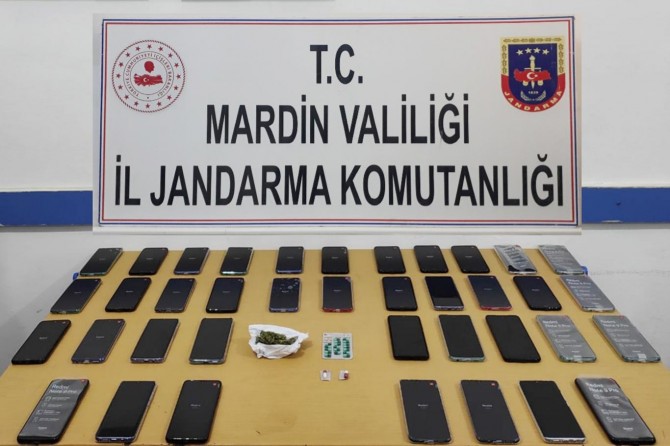 Mardin'de kaçak telefon ve uyuşturucu madde ele geçirildi