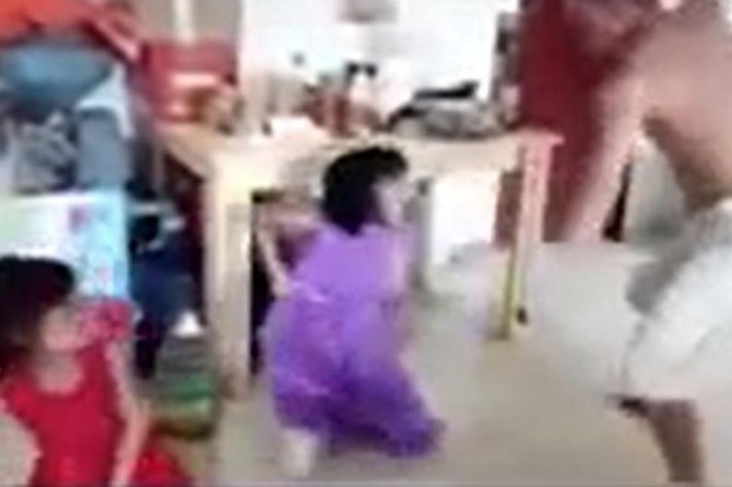 Çinlinin Doğu Türkistanlı çocukları acımasızca işkence etmesi kameralara yansıdı