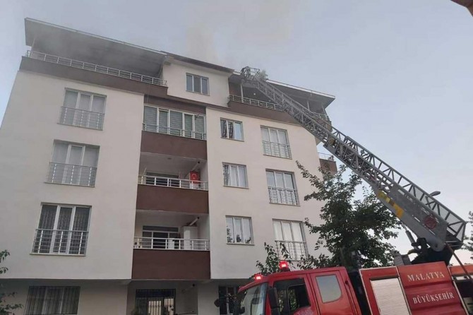 Battalgazi'de bir binanın çatı katında çıkan yangın korkuttu