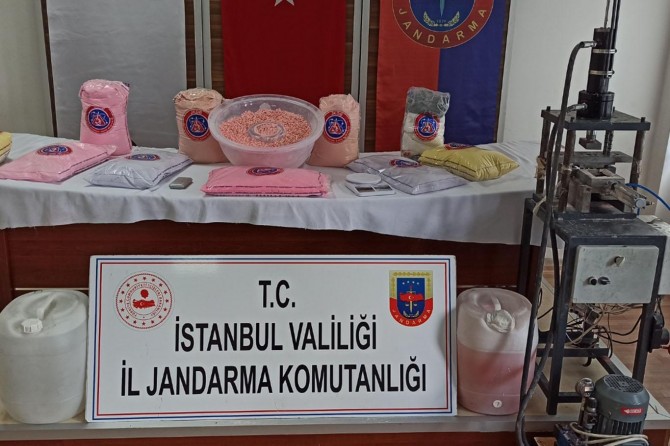 İstanbul'da düzenlenen uyuşturucu operasyonunda 600 bin hap ele geçirildi