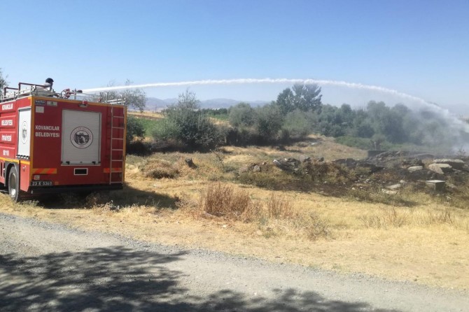 Çöpü yakayım derken 3 dönümlük araziyi yaktı
