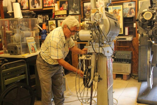 Eski makinistin "sinema evi" ziyaretçileri geçmişe götürüyor