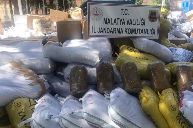 Malatya’da 8 bin 500 kilogram kıyılmış tütün ele geçirildi