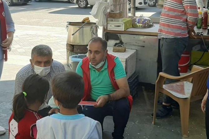 Trafik ışıklarında dilendirilen çocukların ailelerine para cezası