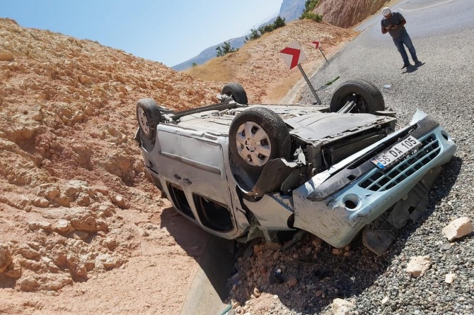 Hafif ticari araç takla attı: Biri ağır 3 yaralı