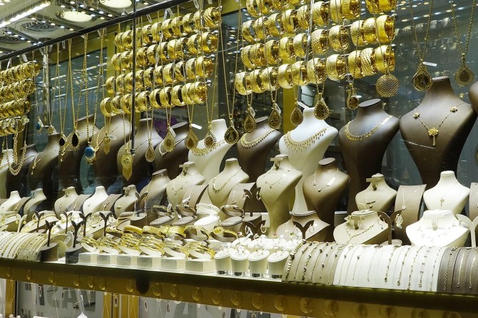 Kuyumcular, yükselen altın fiyatının sebebini dünyada artan risk durumlarına bağlıyor