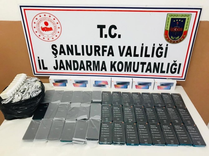 Ceylanpınar’da gümrük kaçağı sigara ve cep telefonu ele geçirildi