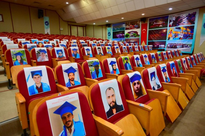 Öğrencilerin katılamadığı mezuniyet töreninde kepleri senato üyeleri fırlattı