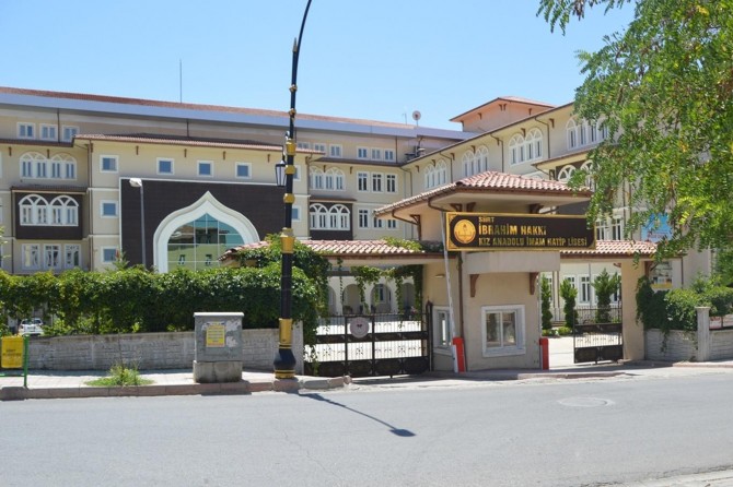 Eğitim kalitesiyle dikkat çeken imam hatip okullarına kayıtlar başladı
