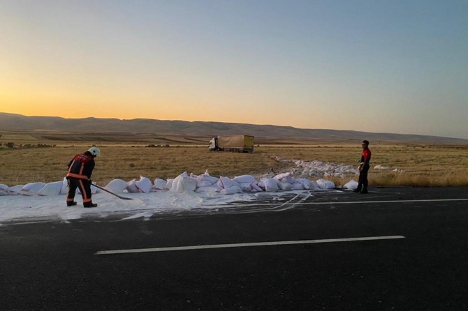 Nusaybin’de un yüklü TIR devrildi: 1 yaralı
