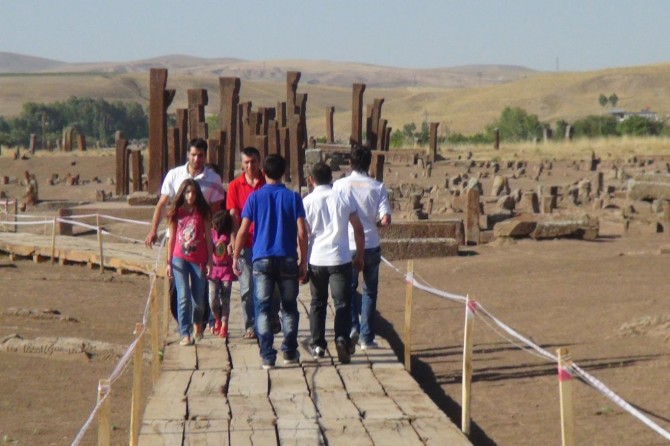 Seyahate çıkanlar 3 ayda 4 milyar 61 milyon 93 bin TL harcadı