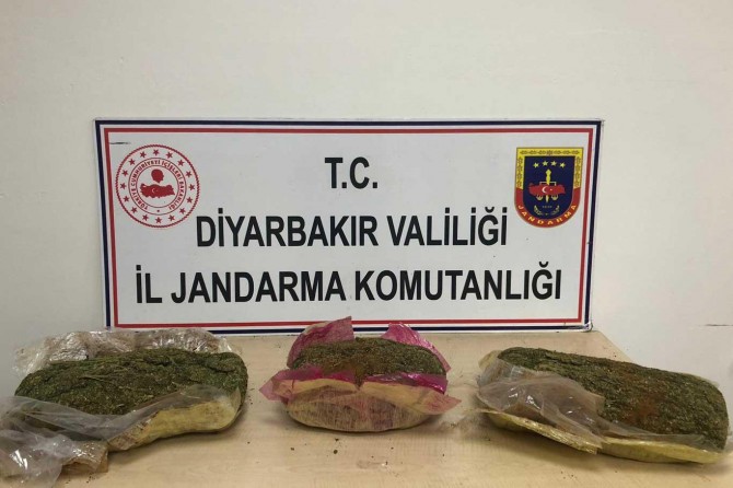Diyarbakır'da yol kontrol noktasında 6 kilo esrar ele geçirildi