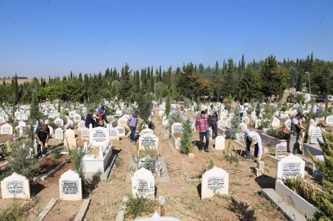 Adıyaman'da bayram öncesi mezarlık temizliği yapıldı