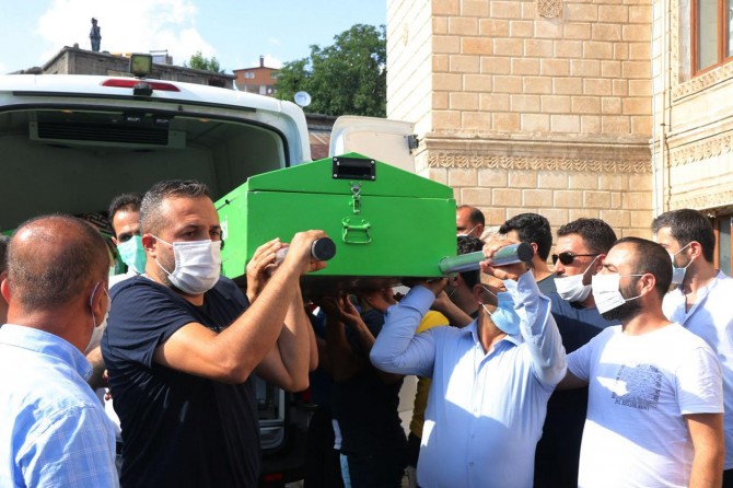 Katledilen üniversite öğrencisi Pınar Gültekin memleketi Bitlis'te toprağa verildi