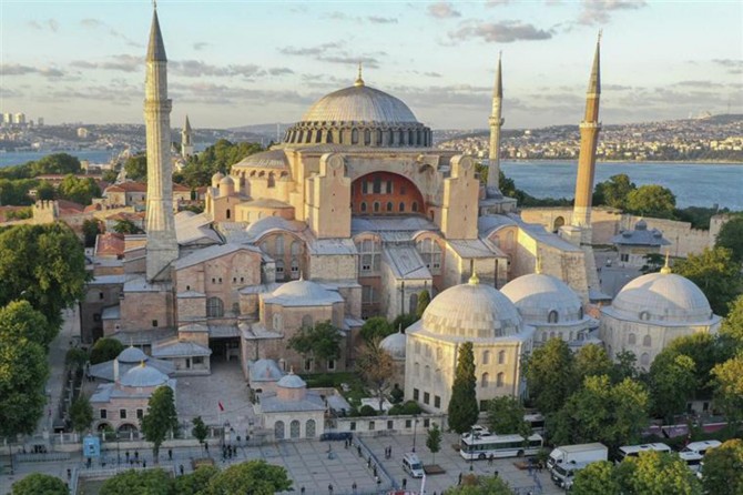 Ayasofya Camii'ne 3 imam 5 müezzin atandı