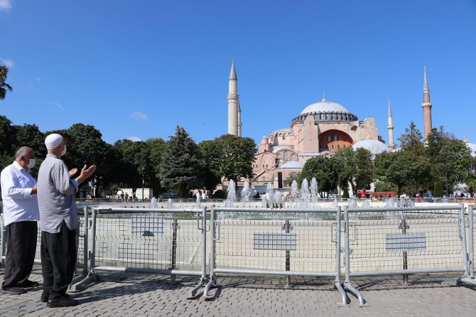 Müslümanlar Ayasofya'da namaz kılmak için sabırsızlanıyor