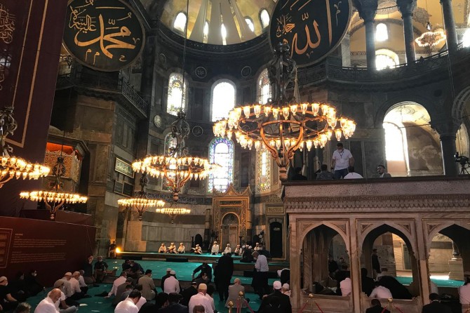 Ayasofya Camii'de namaz kılma alanları akın akın doldu