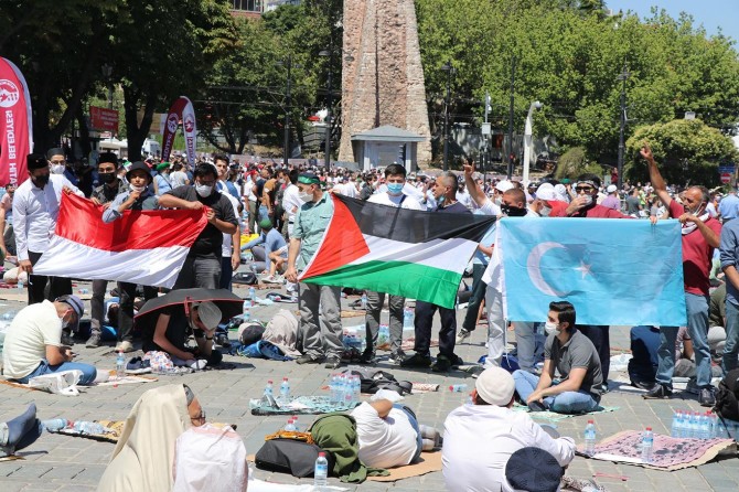 Müslümanlar Ayasofya Camii'nin ibadete açılmasının sevincini yaşıyor