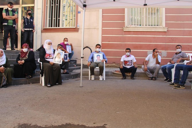 Evlat nöbetindeki ailelerden HDP İl Binasındaki pankarta tepki